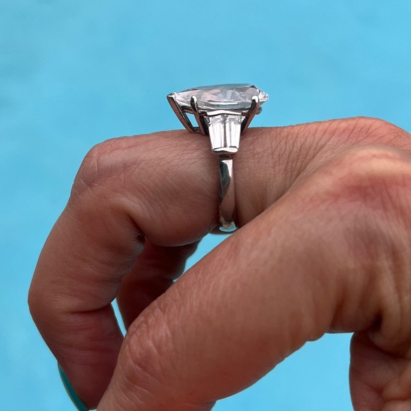 EUC🎉 Stunning Pear 🍐 shaped Simulated Diamond Engagement/Cocktail ring - Picture 3 of 7